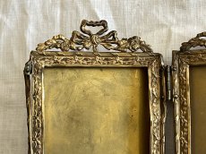 画像4: フランスアンティーク リボン装飾 真鍮 見開き ダブル フォトフレーム [202507-10]     (4)