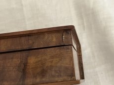 画像13: フランスアンティーク オリーブの木箱 モシュリンヌ スミレとミモザ 本型 [202507-16] (13)