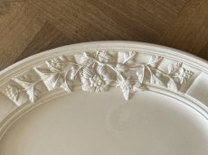 画像7: イタリア モダンセラミック 大型 お花レリーフ 白いオーバルプレート 42.5cm [202507-19] (7)