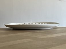 画像11: イタリア モダンセラミック 大型 お花レリーフ 白いオーバルプレート 42.5cm [202507-19] (11)