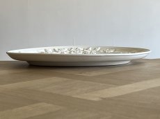 画像12: イタリア モダンセラミック 大型 お花レリーフ 白いオーバルプレート 42.5cm [202507-19] (12)