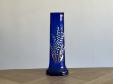 画像1: フランスアンティーク スズラン ブルーガラス 白いミュゲの絵付け フラワーベース [202507-32] (1)