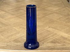画像4: フランスアンティーク スズラン ブルーガラス 白いミュゲの絵付け フラワーベース [202507-32] (4)
