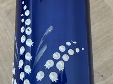 画像16: フランスアンティーク スズラン ブルーガラス 白いミュゲの絵付け フラワーベース [202507-32] (16)