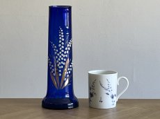 画像21: フランスアンティーク スズラン ブルーガラス 白いミュゲの絵付け フラワーベース [202507-32] (21)