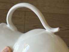 画像16: 20世紀 シモーヌ・ファヴィエ ムスティエ 白釉 大型ピシェ[202507-65] (16)