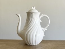 画像1: サルグミンヌ 白いポーセリン 螺旋レリーフ コーヒーポット [202507-66] (1)