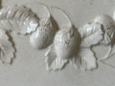 画像8: SALINS バルボティーヌ いちご 白いレリーフ皿 ダメージ [202507-35] (8)