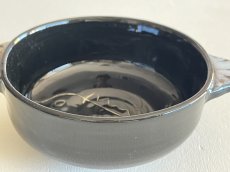 画像12: 南仏陶器 ヴァロリス 黒いブイヨンボウル 魚のスクラッチ絵 ＃3〖202410−028〗 (12)