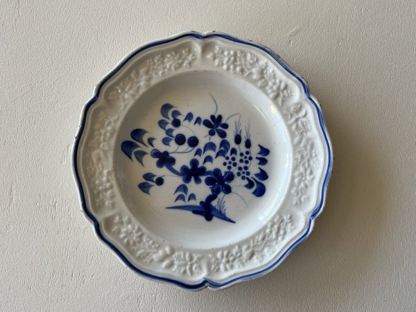 画像1: 19世紀 フランス北部 花リム皿 花レリーフ 青い絵付けプレート ＃2〖02404−36〗 (1)