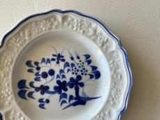 画像16: 19世紀 フランス北部 花リム皿 花レリーフ 青い絵付けプレート ＃3〖202404−36〗 (16)