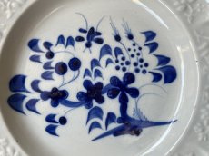画像2: 19世紀 フランス北部 花リム皿 花レリーフ 青い絵付けプレート ＃3〖202404−36〗 (2)