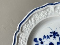 画像5: 19世紀 フランス北部 花リム皿 花レリーフ 青い絵付けプレート ＃3〖202404−36〗 (5)