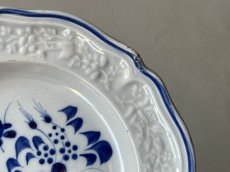 画像6: 19世紀 フランス北部 花リム皿 花レリーフ 青い絵付けプレート ＃3〖202404−36〗 (6)