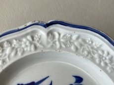画像11: 19世紀 フランス北部 花リム皿 花レリーフ 青い絵付けプレート ＃3〖202404−36〗 (11)
