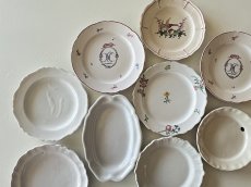 画像28: フランス東部 ファイアンス お花とモノグラム、ヤグルマギク 絵付けプレート ＃2〚202504-015〛 (28)