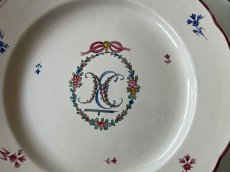 画像4: フランス東部 ファイアンス お花とモノグラム、ヤグルマギク 絵付けプレート ＃1〚202504-014〛 (4)
