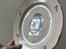 画像5: フランス東部 ファイアンス お花とモノグラム、ヤグルマギク 絵付けプレート ＃1〚202504-014〛 (5)