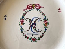 画像7: フランス東部 ファイアンス お花とモノグラム、ヤグルマギク 絵付けプレート ＃1〚202504-014〛 (7)