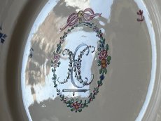 画像8: フランス東部 ファイアンス お花とモノグラム、ヤグルマギク 絵付けプレート ＃1〚202504-014〛 (8)