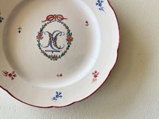 画像19: フランス東部 ファイアンス お花とモノグラム、ヤグルマギク 絵付けプレート ＃1〚202504-014〛 (19)
