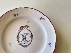 画像2: フランス東部 ファイアンス お花とモノグラム、ヤグルマギク 絵付けプレート ＃2〚202504-015〛 (2)