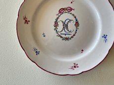 画像3: フランス東部 ファイアンス お花とモノグラム、ヤグルマギク 絵付けプレート ＃2〚202504-015〛 (3)