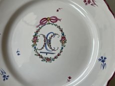 画像4: フランス東部 ファイアンス お花とモノグラム、ヤグルマギク 絵付けプレート ＃2〚202504-015〛 (4)