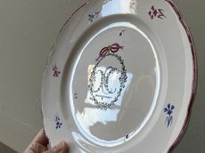 画像5: フランス東部 ファイアンス お花とモノグラム、ヤグルマギク 絵付けプレート ＃2〚202504-015〛 (5)