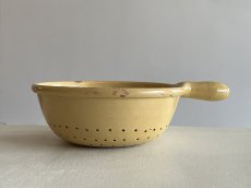 画像3: ☆ギャルリーイデコ☆ 19世紀 APT窯 黄釉のパソワール 持ち手付き水切り〖202412−006〗 (3)