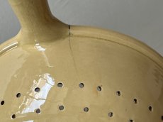 画像13: ☆ギャルリーイデコ☆ 19世紀 APT窯 黄釉のパソワール 持ち手付き水切り〖202412−006〗 (13)