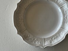 画像3:  19世紀 ランベルヴィレー 白いレリーフ皿 ＃1〖202504-80〗 (3)