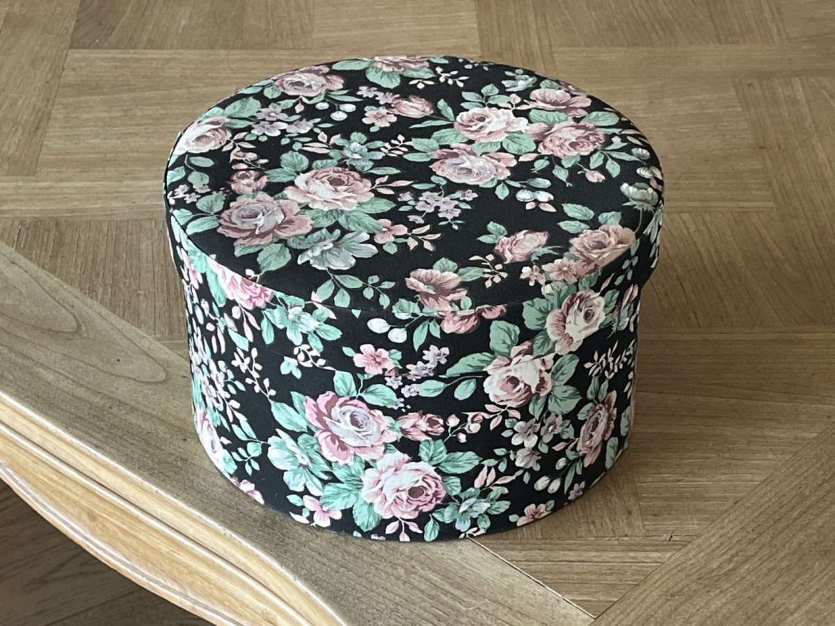 画像1: ヴィンテージボックス 黒地にお花柄 カルトナージュ BOX 直径26.7cm [202508-09] (1)